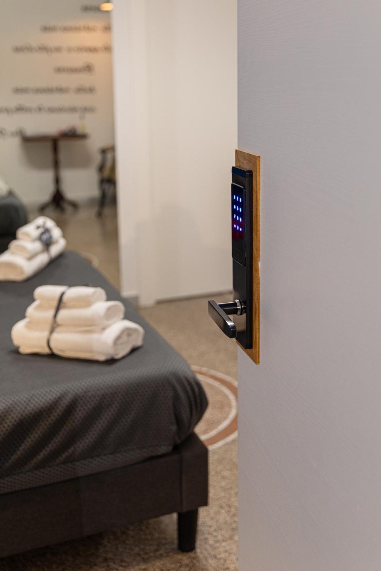 نابولي Miracolo Al Duomo Smart Accomodations المظهر الخارجي الصورة