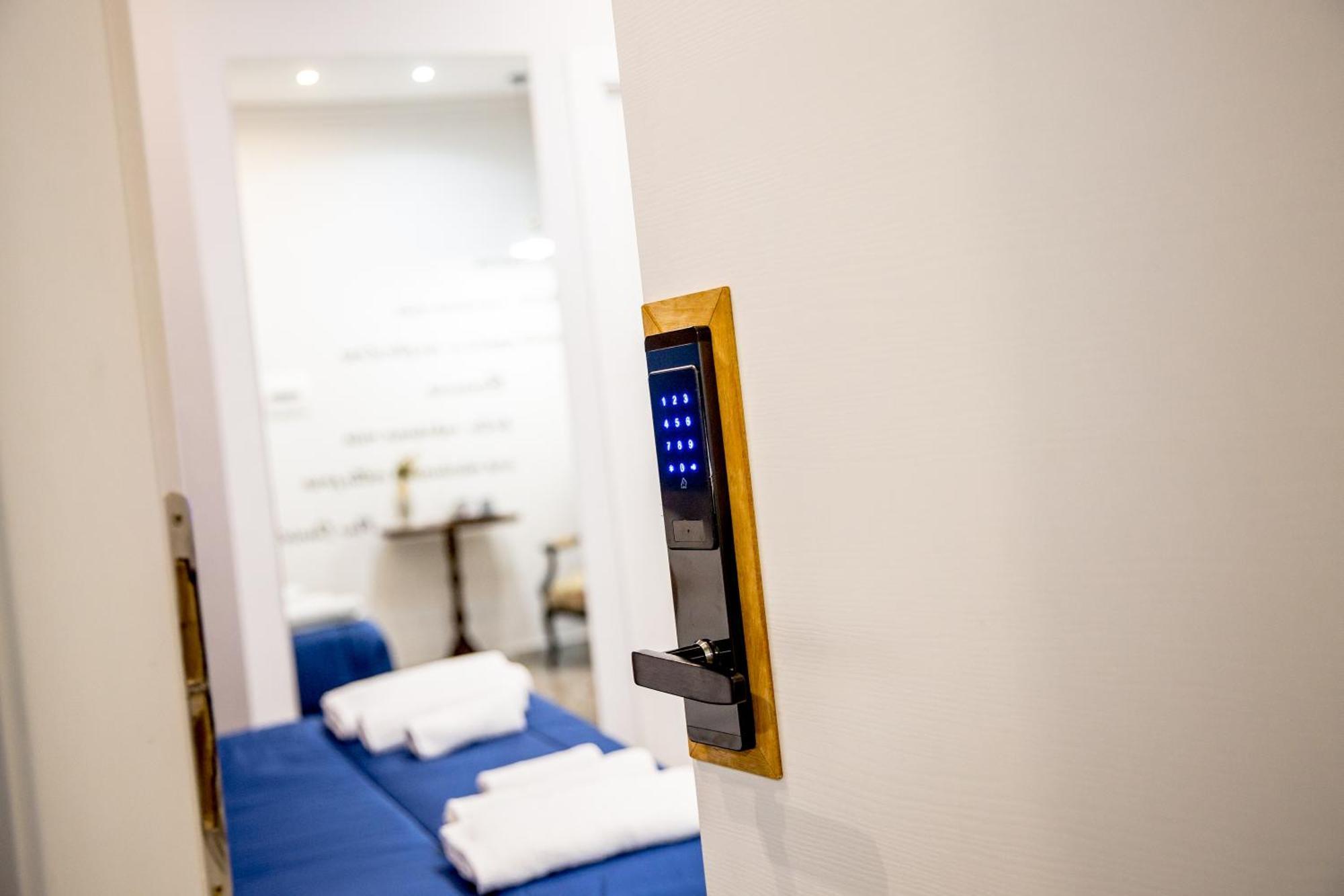 نابولي Miracolo Al Duomo Smart Accomodations المظهر الخارجي الصورة